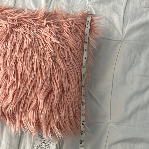 Mainstays Pink Fur Pillows 2 Pack - Picture 4 of 4